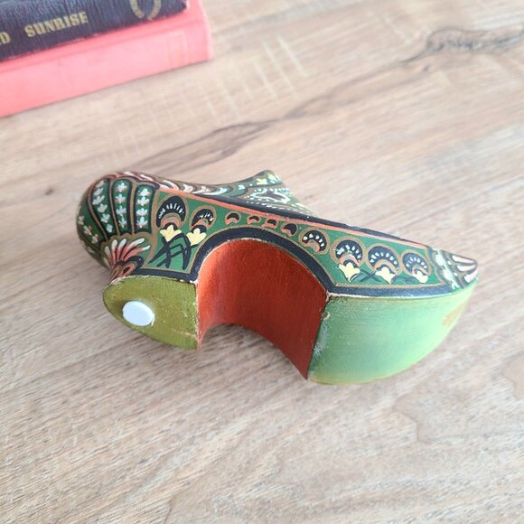 Dutch wooden hand painted shoe figurine with floral design. - Picture 7 of 7